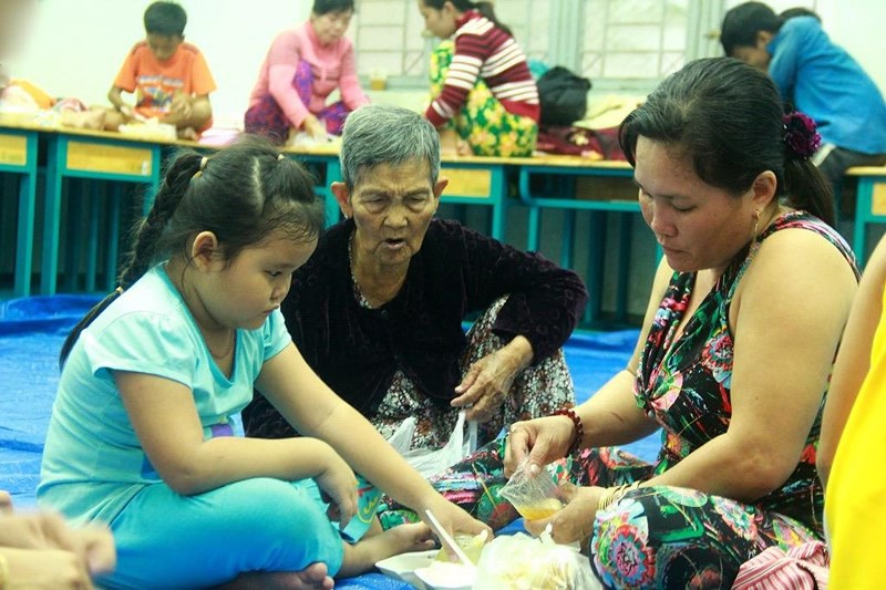 TP.HCM: Phát cơm, sữa miễn phí cho người dân trú bão - Ảnh 5. TP.HCM: Phát cơm, sữa miễn phí cho người dân trú bão - Ảnh 5.