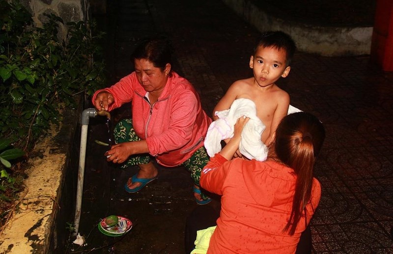 TP.HCM: Phát cơm, sữa miễn phí cho người dân trú bão - Ảnh 6. TP.HCM: Phát cơm, sữa miễn phí cho người dân trú bão - Ảnh 6.