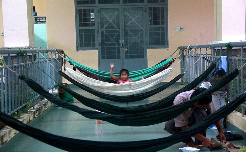 TP.HCM: Phát cơm, sữa miễn phí cho người dân trú bão - Ảnh 7. TP.HCM: Phát cơm, sữa miễn phí cho người dân trú bão - Ảnh 7.