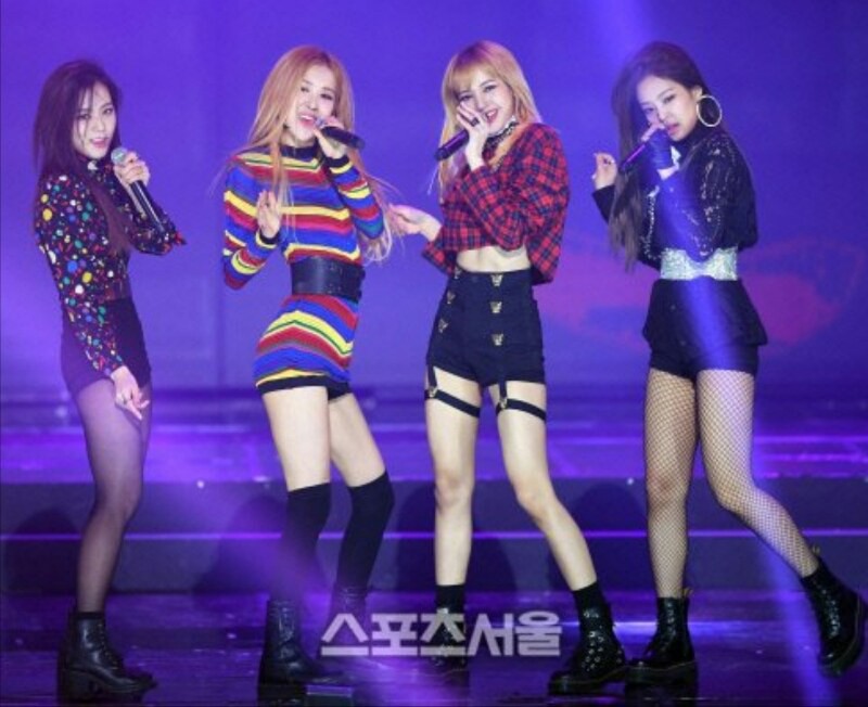 Thực tế đôi chân cực phẩm của Black Pink: Lisa và Rosé gây sốc vì quá gầy, Jennie giữ dáng ổn định nhất - Ảnh 8. Thực tế đôi chân cực phẩm của Black Pink: Lisa và Rosé gây sốc vì quá gầy, Jennie giữ dáng ổn định nhất - Ảnh 8.