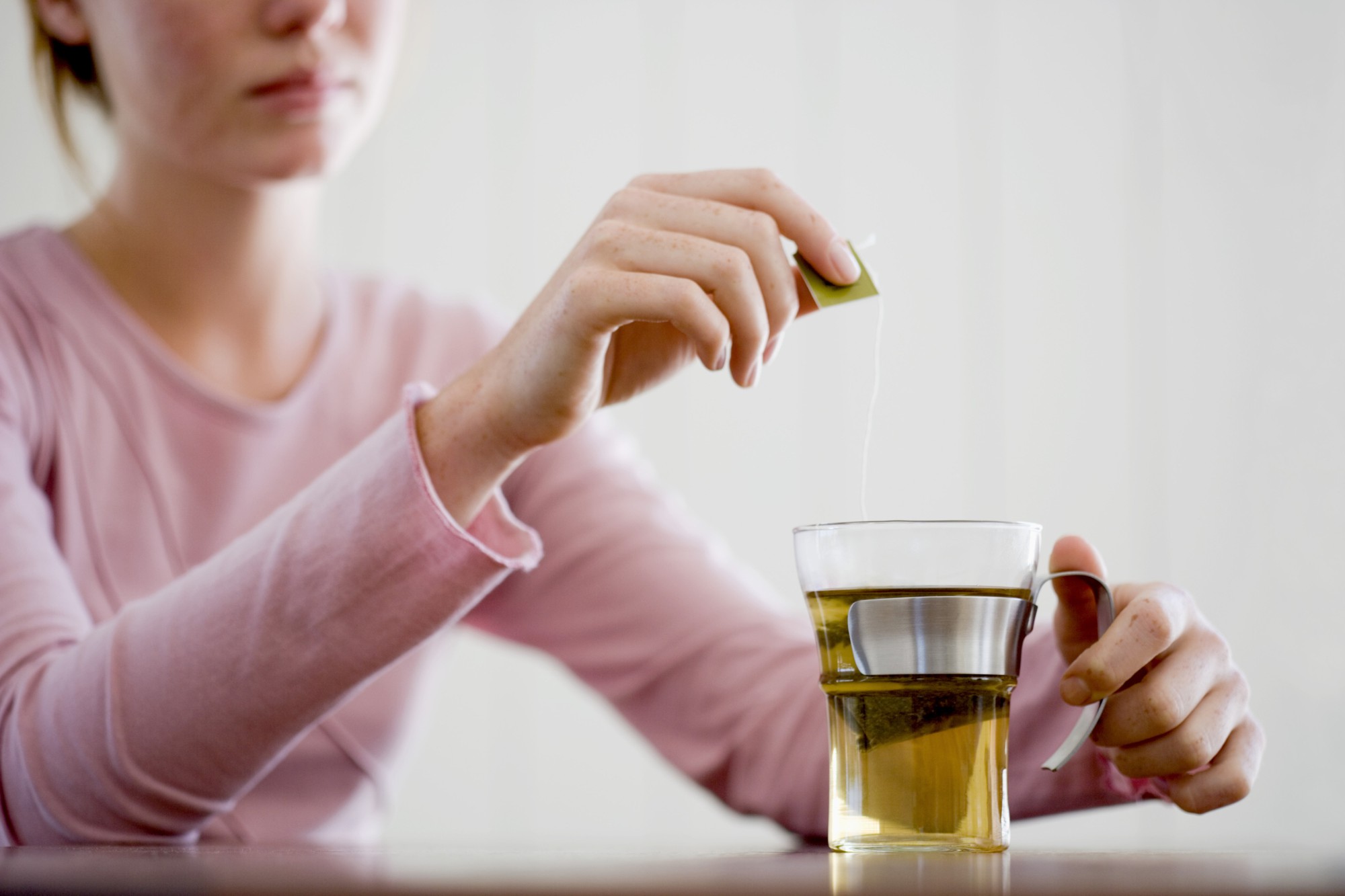 Зеленый попит. Девушка пьет зеленый чай. Пьет травяной чай. Женщина пьет травяной настой. Девушка пьет травяной чай.