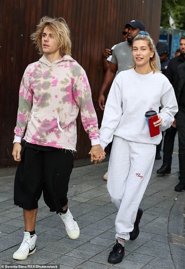 Hailey Bieber tự hào khoe mặt dây chuyền chứng nhận đã là vợ Justin sau khi kết hôn - Ảnh 2.