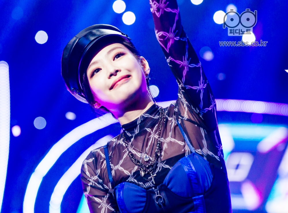 Vừa xuất trận trên show âm nhạc, Jennie (BLACKPINK) đã đánh bật TWICE và BTOB để ôm cúp - Ảnh 3. Vừa xuất trận trên show âm nhạc, Jennie (BLACKPINK) đã đánh bật TWICE và BTOB để ôm cúp - Ảnh 3.