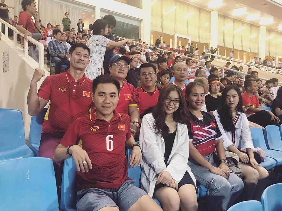 Lộ hình ảnh Hà Đức Chinh diện áo đôi, nắm tay một cô gái trên phố - Ảnh 2.