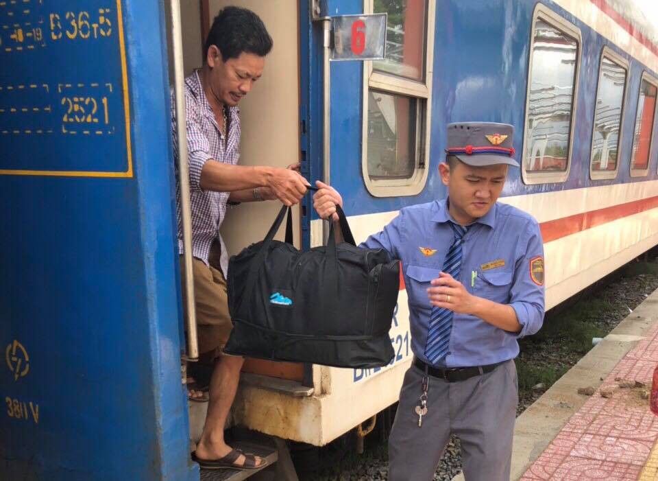 Hàng loạt chuyến tàu hoả phải chuyển tải, tạm hoãn do ảnh hưởng của cơn bão số 9 - Ảnh 1. Hàng loạt chuyến tàu hoả phải chuyển tải, tạm hoãn do ảnh hưởng của cơn bão số 9 - Ảnh 1.