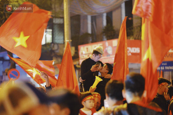 Khoảnh khắc đẹp: Những cái ôm ấm áp trên đường phố Hà Nội trong không khí mừng chiến thắng của đội tuyển Việt Nam - Ảnh 1.