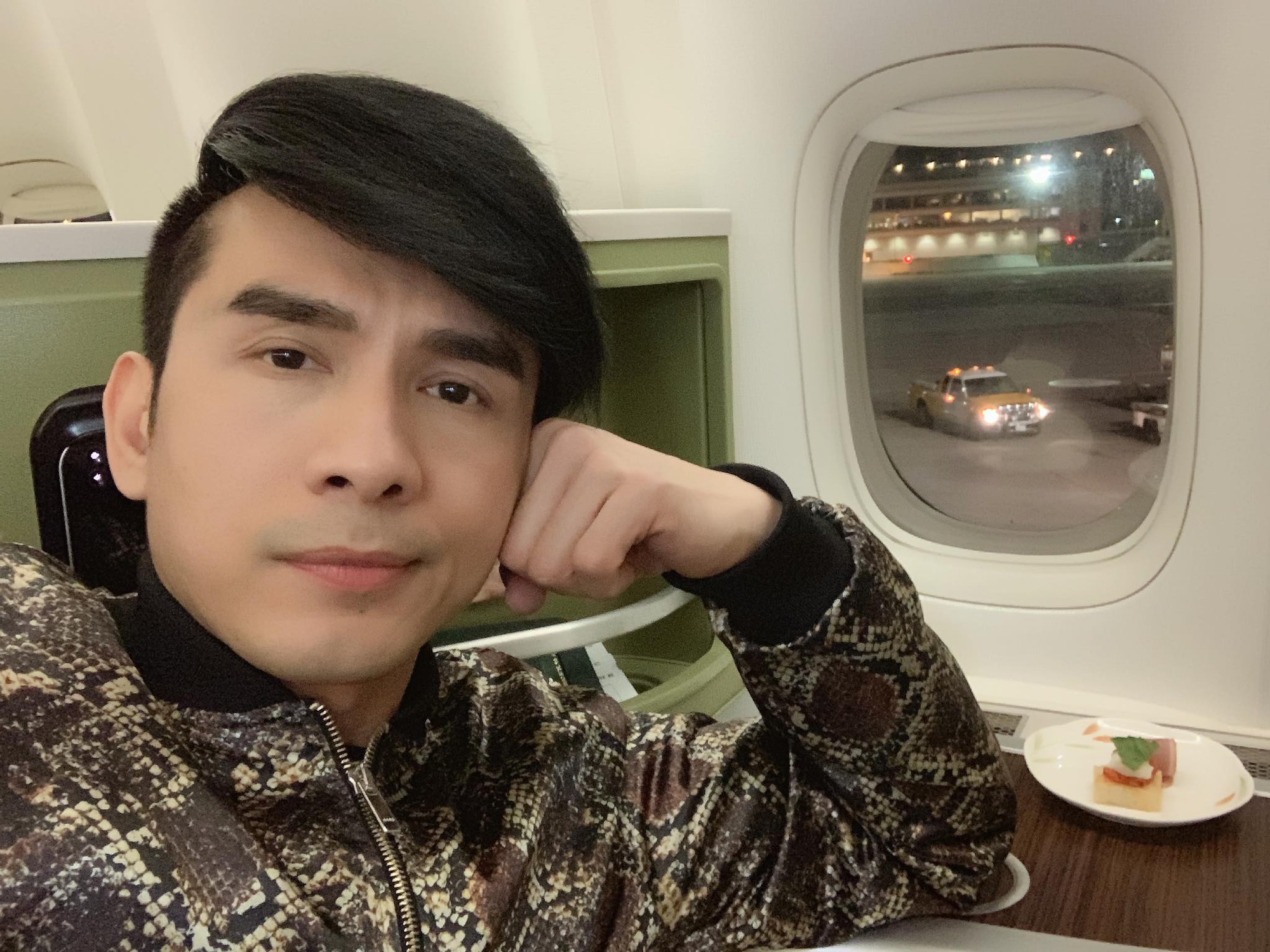 Đan Trường lo lắng thông báo máy bay gặp sự cố khi di chuyển từ Mỹ về Việt Nam - Ảnh 1. Đan Trường lo lắng thông báo máy bay gặp sự cố khi di chuyển từ Mỹ về Việt Nam - Ảnh 1.