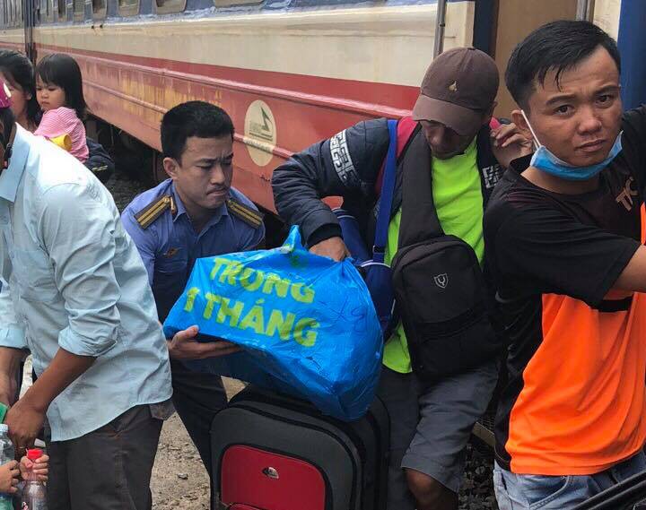 Hàng loạt chuyến tàu hoả phải chuyển tải, tạm hoãn do ảnh hưởng của cơn bão số 9 - Ảnh 3. Hàng loạt chuyến tàu hoả phải chuyển tải, tạm hoãn do ảnh hưởng của cơn bão số 9 - Ảnh 3.