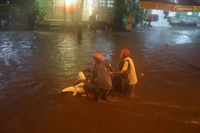 Ảnh hưởng của bão số 9, hàng loạt tuyến đường Sài Gòn ngập nặng trong cơn mưa dai dẳng cả ngày - Ảnh 24.