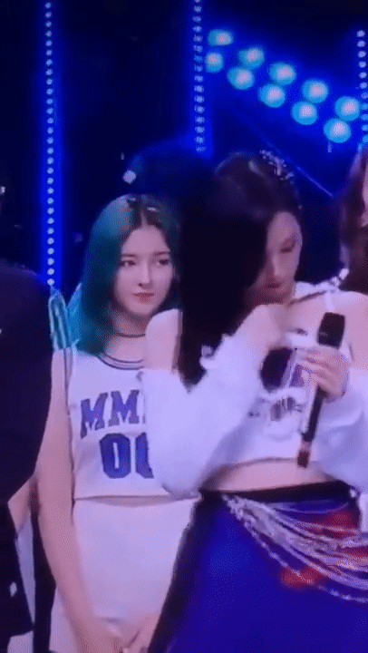 Những cô nàng hot nhất trong các girlgroup vì thái độ: Hết bị tố diễn hời hợt lại đến lườm nguýt đồng nghiệp - Ảnh 9. Những cô nàng hot nhất trong các girlgroup vì thái độ: Hết bị tố diễn hời hợt lại đến lườm nguýt đồng nghiệp - Ảnh 9.