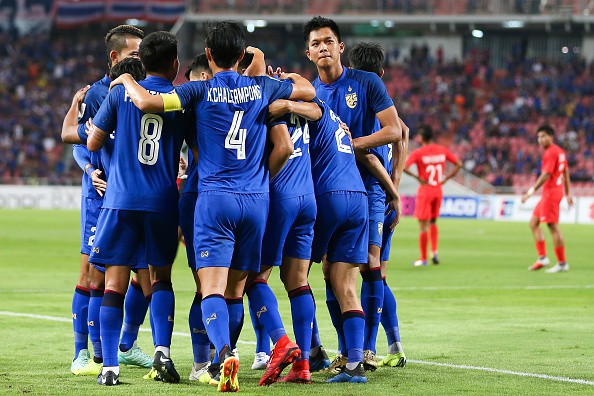 Thái Lan thắng dễ Singapore, đối thủ của Việt Nam tại bán kết chính thức lộ diện - Ảnh 2.