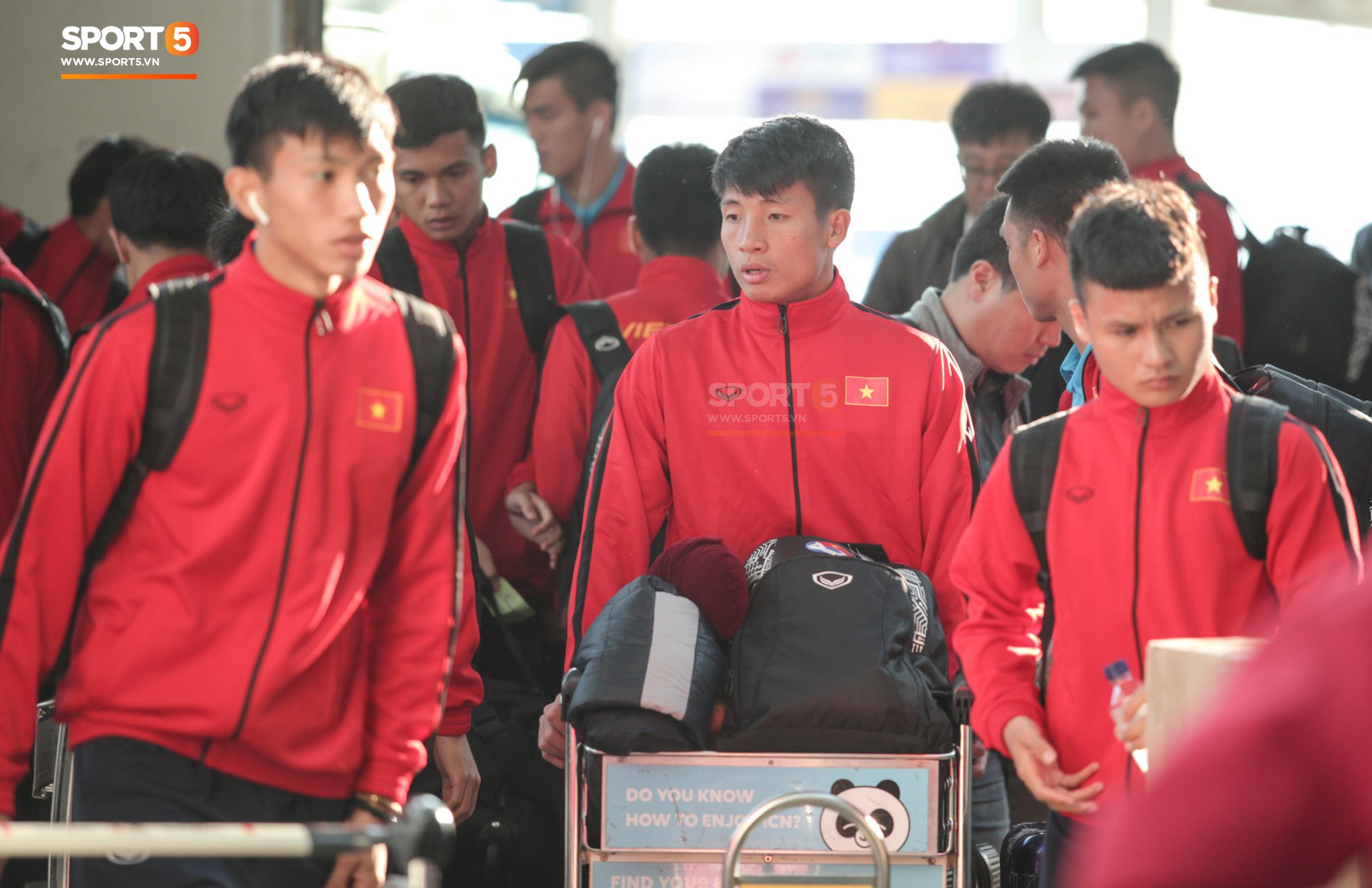 Ảnh hưởng của bão số 9, tuyển Việt Nam đổi kế hoạch tập luyện cho bán kết AFF Cup 2018 - Ảnh 1. Ảnh hưởng của bão số 9, tuyển Việt Nam đổi kế hoạch tập luyện cho bán kết AFF Cup 2018 - Ảnh 1.