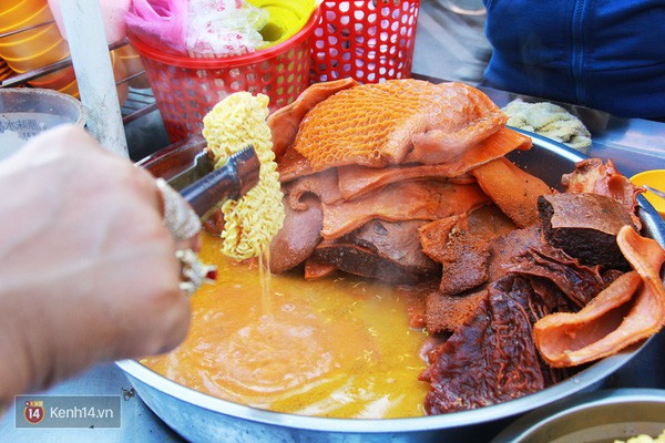 Đặc sản ăn vặt Sài Gòn: độ chất được đảm bảo bằng... tên trường học - Ảnh 4.