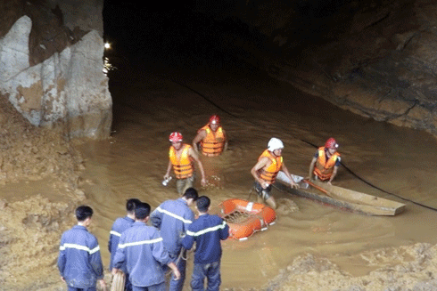 Cuộc chạy đua với thời gian tìm kiếm 2 phu vàng bị nước cuốn trong hang sâu - Ảnh 1.