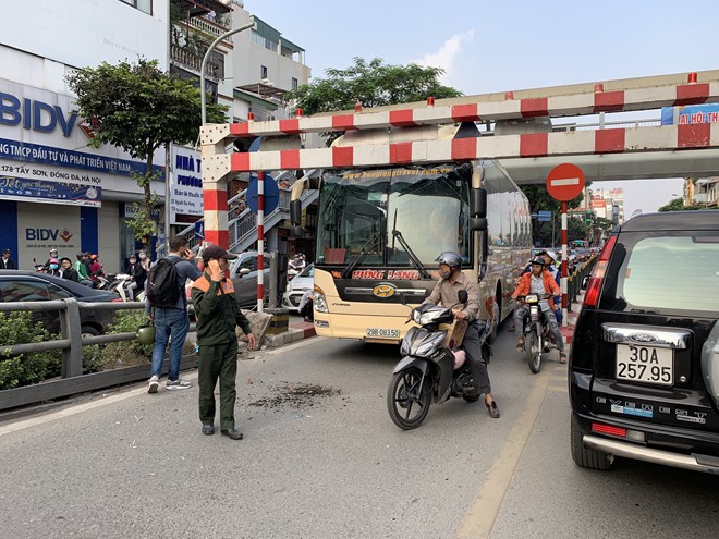 Xe khách giường nằm đâm tung barie cầu vượt ở Hà Nội  - Ảnh 2.