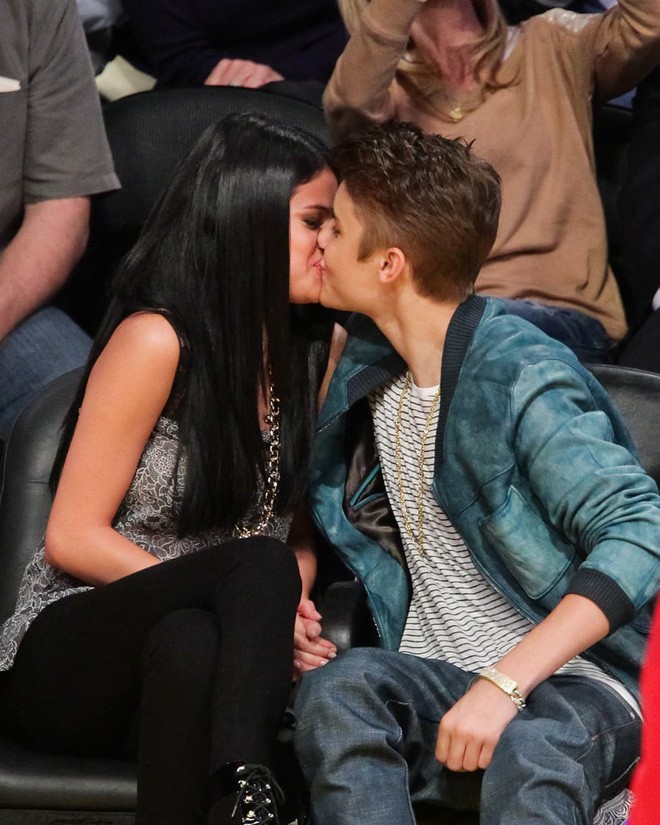 Khi xưa khóa môi Selena giữa sân bóng, giờ đây Justin Bieber cũng làm điều đó nhưng với người con gái khác - Ảnh 4.