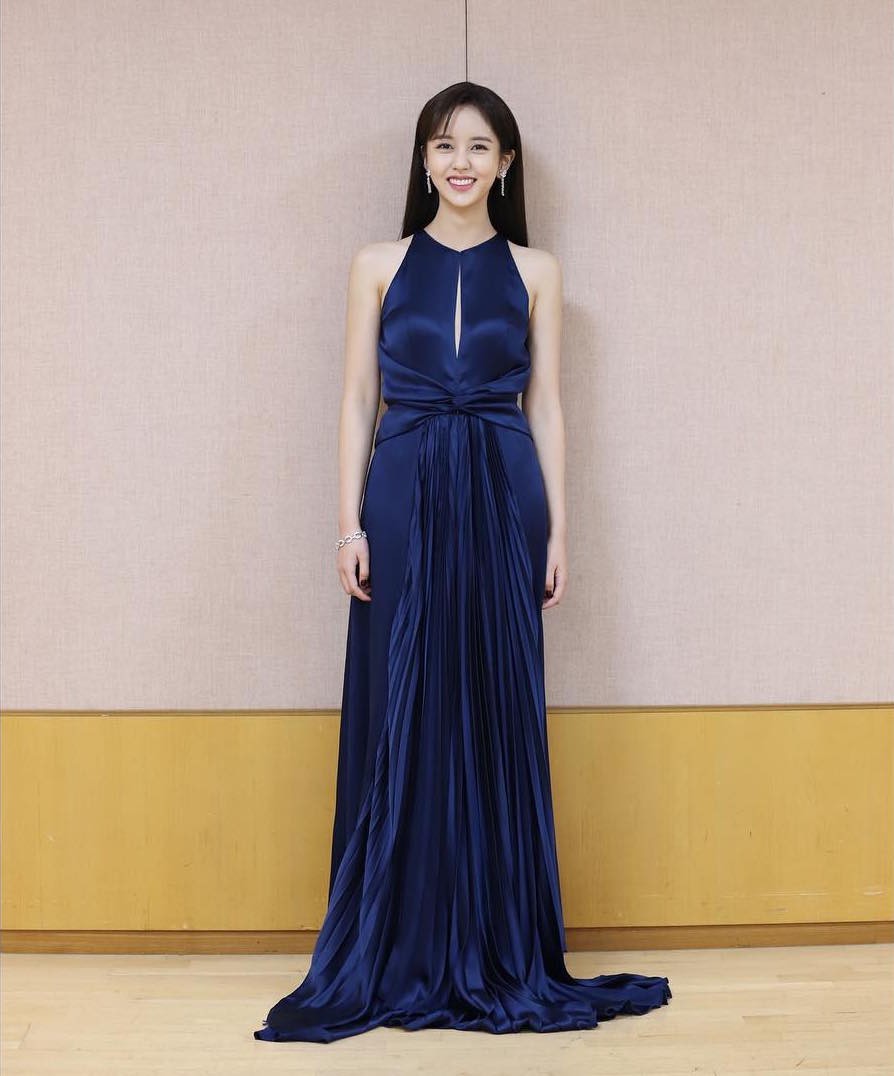Cùng là một lần hở hiếm hoi: Kim Yoo Jung gây choáng với vòng 1 khủng, Kim So Hyun lại khiêm tốn thế này? - Ảnh 2.