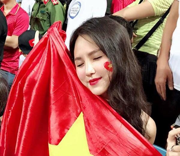 AFF Cup 2018: Fan nữ của đội tuyển nào xinh đẹp nhất? - Ảnh 2.