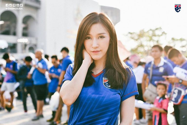 AFF Cup 2018: Fan nữ của đội tuyển nào xinh đẹp nhất? - Ảnh 6. AFF Cup 2018: Fan nữ của đội tuyển nào xinh đẹp nhất? - Ảnh 6.