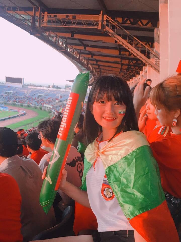 AFF Cup 2018: Fan nữ của đội tuyển nào xinh đẹp nhất? - Ảnh 12. AFF Cup 2018: Fan nữ của đội tuyển nào xinh đẹp nhất? - Ảnh 12.
