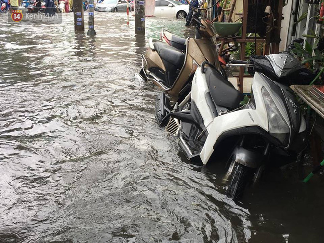 Sài Gòn ngập nặng nhiều tuyến đường sau bão số 9, dân công sở chật vật lội nước đi làm sáng đầu tuần - Ảnh 11.