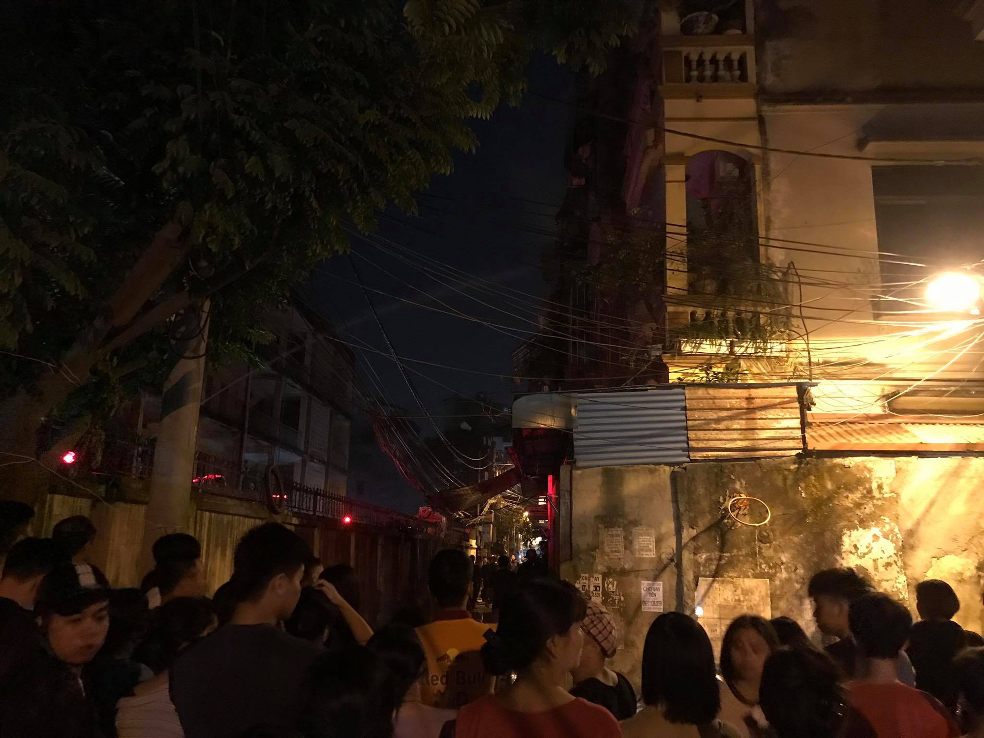 Hà Nội: Đám cháy bùng phát từ tầng 3 của một ngôi nhà tại Phùng Khoang, 20 chiến sĩ PCCC được điều động dập lửa - Ảnh 2. Hà Nội: Đám cháy bùng phát từ tầng 3 của một ngôi nhà tại Phùng Khoang, 20 chiến sĩ PCCC được điều động dập lửa - Ảnh 2.