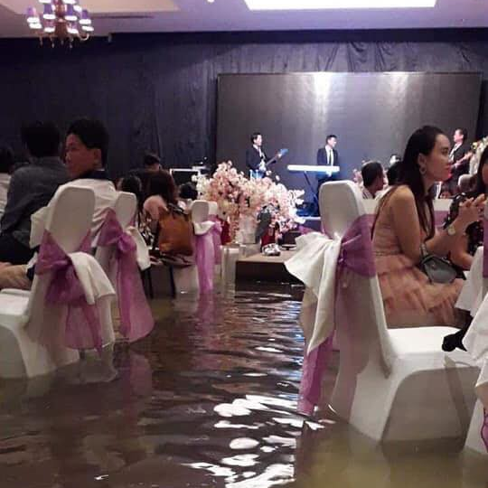 Bão số 9: Đám cưới ở Sài Gòn ngập lụt, hội trường biến thành bể bơi - Ảnh 3.