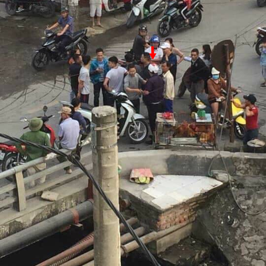 Hải Phòng: Đánh phụ nữ giữa đường, thanh niên bị người dân cho tắm bùn dưới kênh - Ảnh 1.