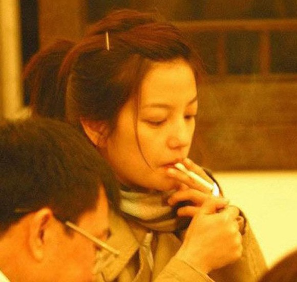 Triệu Vy lộ clip thản nhiên hút thuốc lá phì phèo sau hậu trường quay phim từ thiện - Ảnh 10.