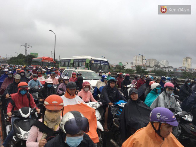 Sài Gòn ngập nặng nhiều tuyến đường sau bão số 9, dân công sở chật vật lội nước đi làm sáng đầu tuần - Ảnh 5.