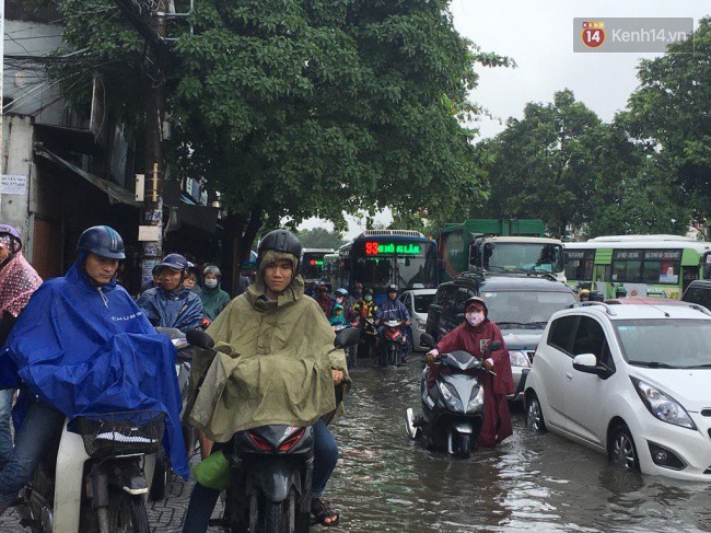 Sài Gòn ngập nặng nhiều tuyến đường sau bão số 9, dân công sở chật vật lội nước đi làm sáng đầu tuần - Ảnh 10.