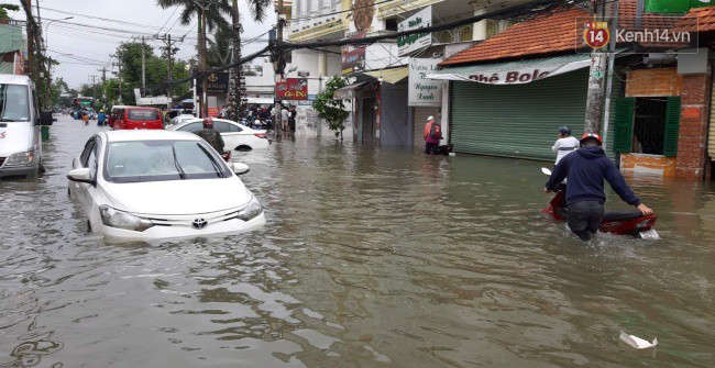 Sài Gòn ngập nặng nhiều tuyến đường sau bão số 9, dân công sở chật vật lội nước đi làm sáng đầu tuần - Ảnh 2.