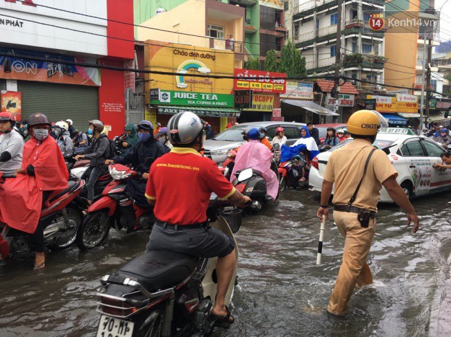 Sài Gòn ngập nặng nhiều tuyến đường sau bão số 9, dân công sở chật vật lội nước đi làm sáng đầu tuần - Ảnh 7.