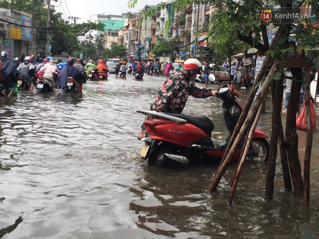 Sài Gòn ngập nặng nhiều tuyến đường sau bão số 9, dân công sở chật vật lội nước đi làm sáng đầu tuần - Ảnh 9.