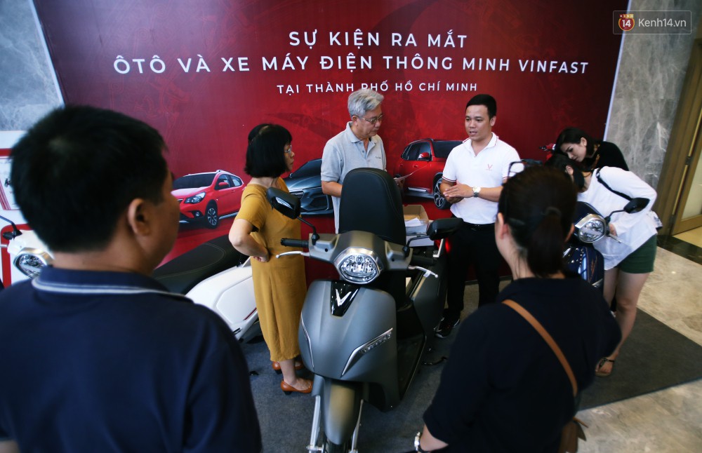Người dân xếp hàng dài chờ trải nghiệm xe máy điện thông minh Klara lần đầu ra mắt ở Sài Gòn - Ảnh 2. Người dân xếp hàng dài chờ trải nghiệm xe máy điện thông minh Klara lần đầu ra mắt ở Sài Gòn - Ảnh 2.