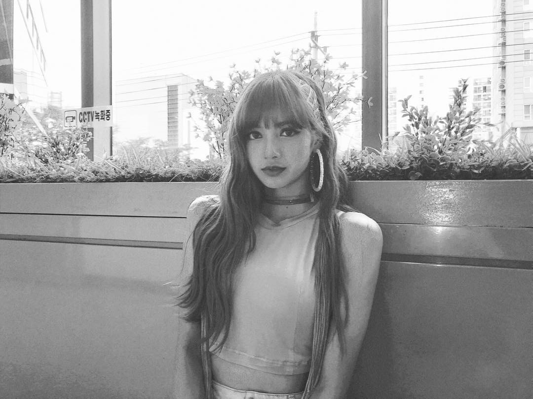 Controversy over Jenny, the love scene before the image of Lisa (black pink) sudden short hair short.