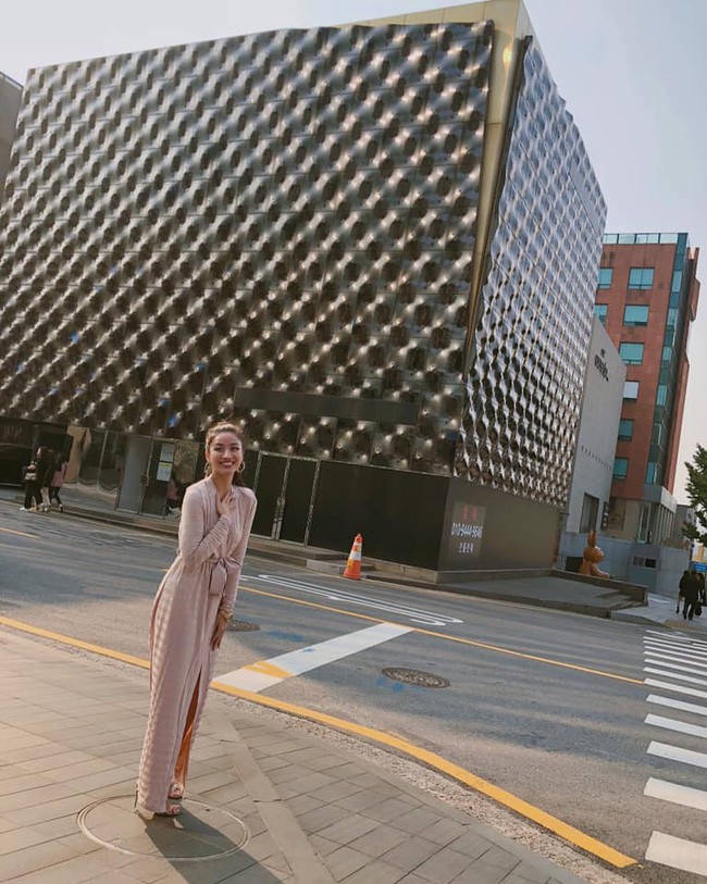 Street style tuần n&agrave;y: Hằng T&uacute;i hu&yacute;t s&aacute;o đi đẻ được mọi người khen hết lời v&igrave; diện v&aacute;y vừa đẹp lại sang - Ảnh 11.