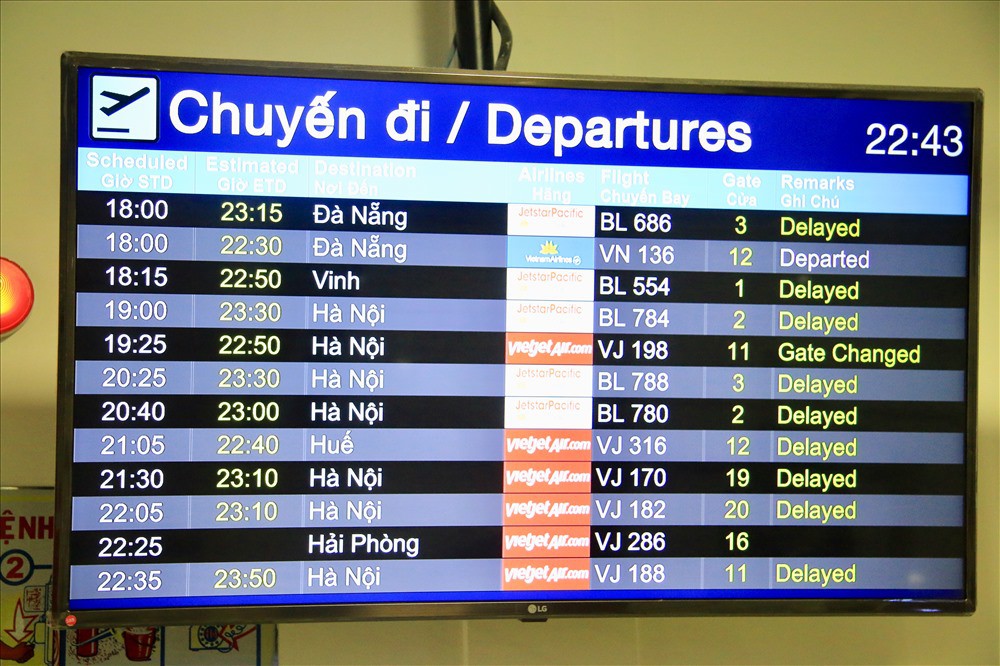 Bão số 9 Usagi: Hàng nghìn người “vật vờ” ở sân bay Tân Sơn Nhất vì hoãn chuyến bay - Ảnh 8.