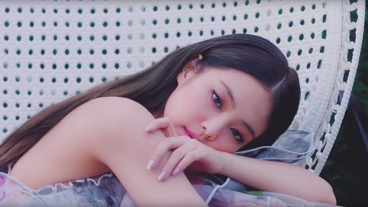 10 MV debut có lượt xem khủng nhất Kpop: BlackPink bá chủ, BTS lặn mất tăm, 2 đại diện nam duy nhất là ai? - Ảnh 5. 10 MV debut có lượt xem khủng nhất Kpop: BlackPink bá chủ, BTS lặn mất tăm, 2 đại diện nam duy nhất là ai? - Ảnh 5.