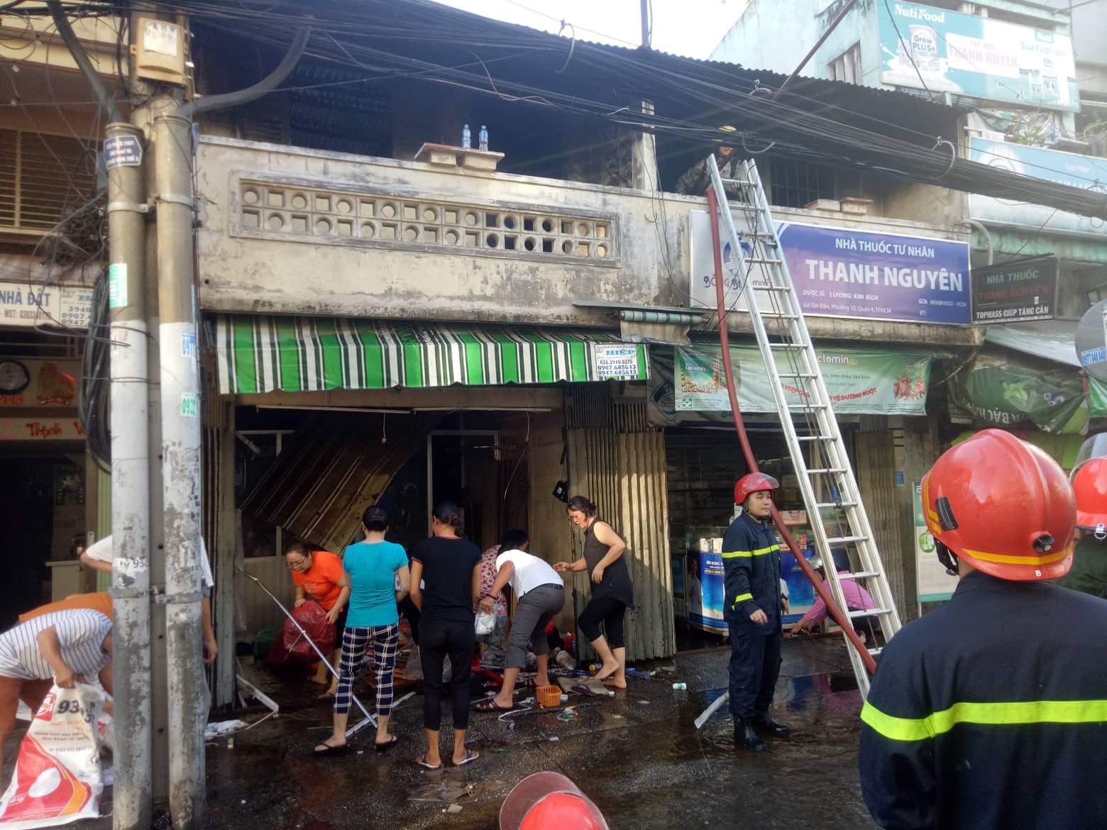 2 căn nhà liền kề bốc cháy dữ dội ở Sài Gòn, nhiều người bỏ chạy thoát thân - Ảnh 5. 2 căn nhà liền kề bốc cháy dữ dội ở Sài Gòn, nhiều người bỏ chạy thoát thân - Ảnh 5.