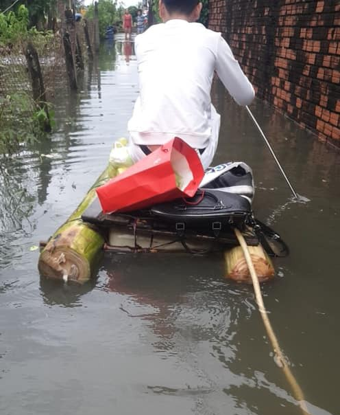 Trường ngập, cây bật gốc, cột điện ngã ngổn ngang, 2 ngôi trường tại TPHCM cho học sinh nghỉ học đến hết ngày 27/11 - Ảnh 4.