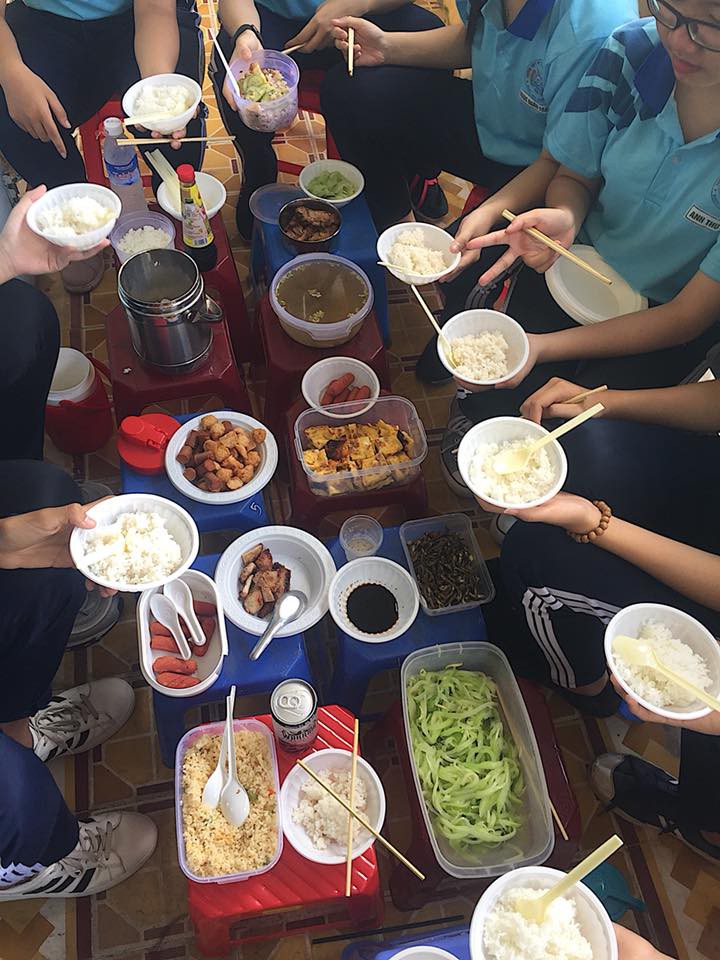 Chán cơm căn tin, cả lớp cùng nhau hợp tác xã để có bữa trưa thịnh soạn như ăn cỗ - Ảnh 2. Chán cơm căn tin, cả lớp cùng nhau hợp tác xã để có bữa trưa thịnh soạn như ăn cỗ - Ảnh 2.