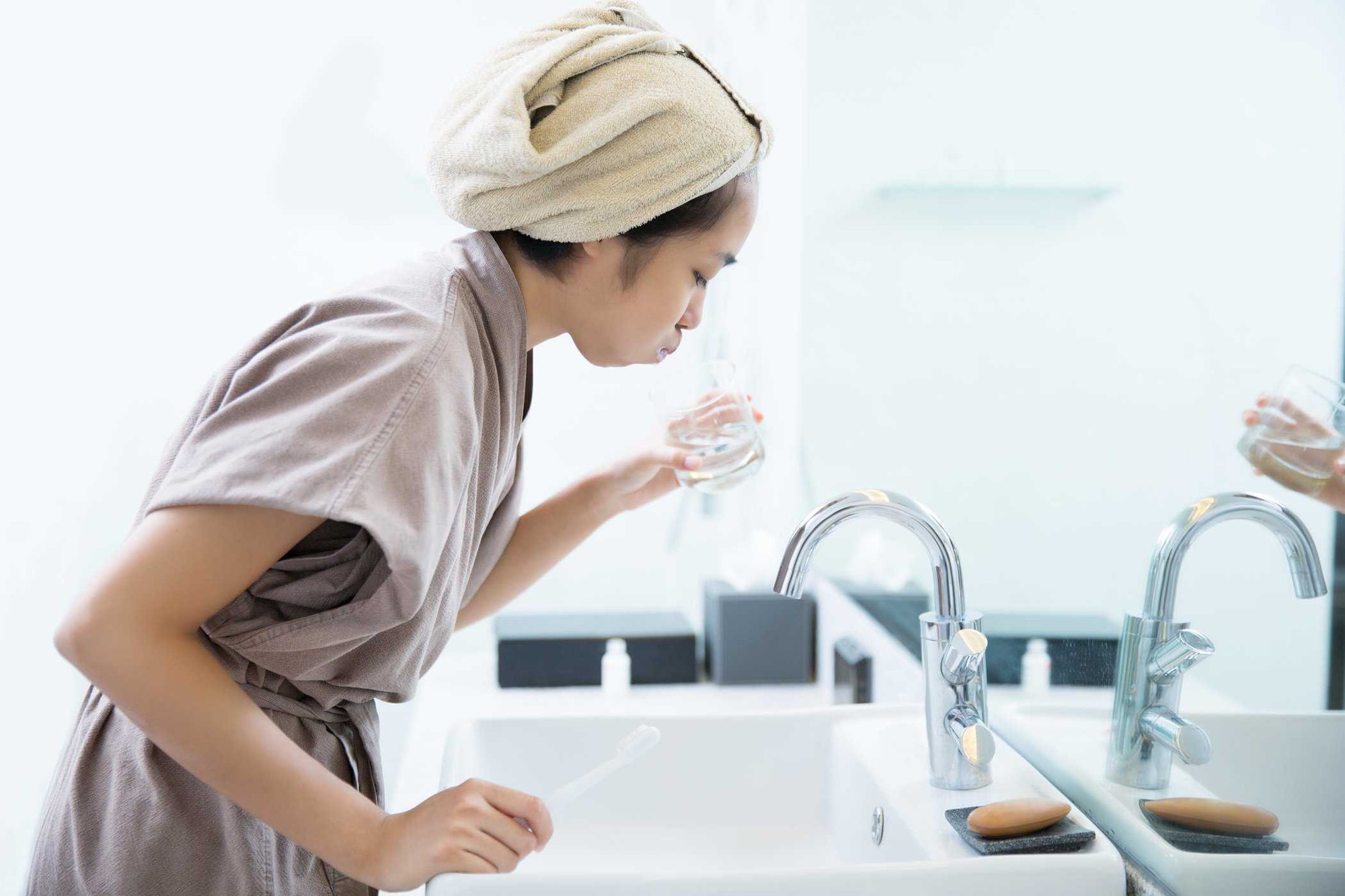 5 kiểu đánh răng gây ảnh hưởng không nhỏ tới hàm răng mà đa số người hay mắc phải - Ảnh 5. 5 kiểu đánh răng gây ảnh hưởng không nhỏ tới hàm răng mà đa số người hay mắc phải - Ảnh 5.