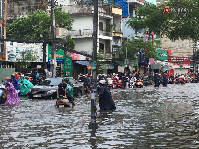 Sau bão, học sinh trở lại đi học bình thường, chuẩn bị học bù để đảm bảo chương trình - Ảnh 1.