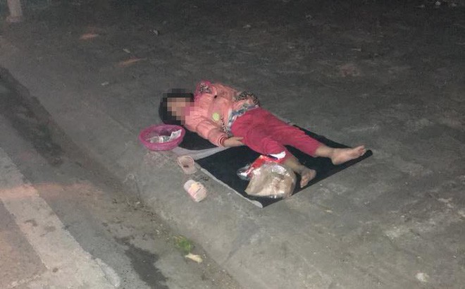 Xúc động hình ảnh bé gái ăn xin nằm ngủ trên vỉa hè giữa đêm lạnh - Ảnh 1.