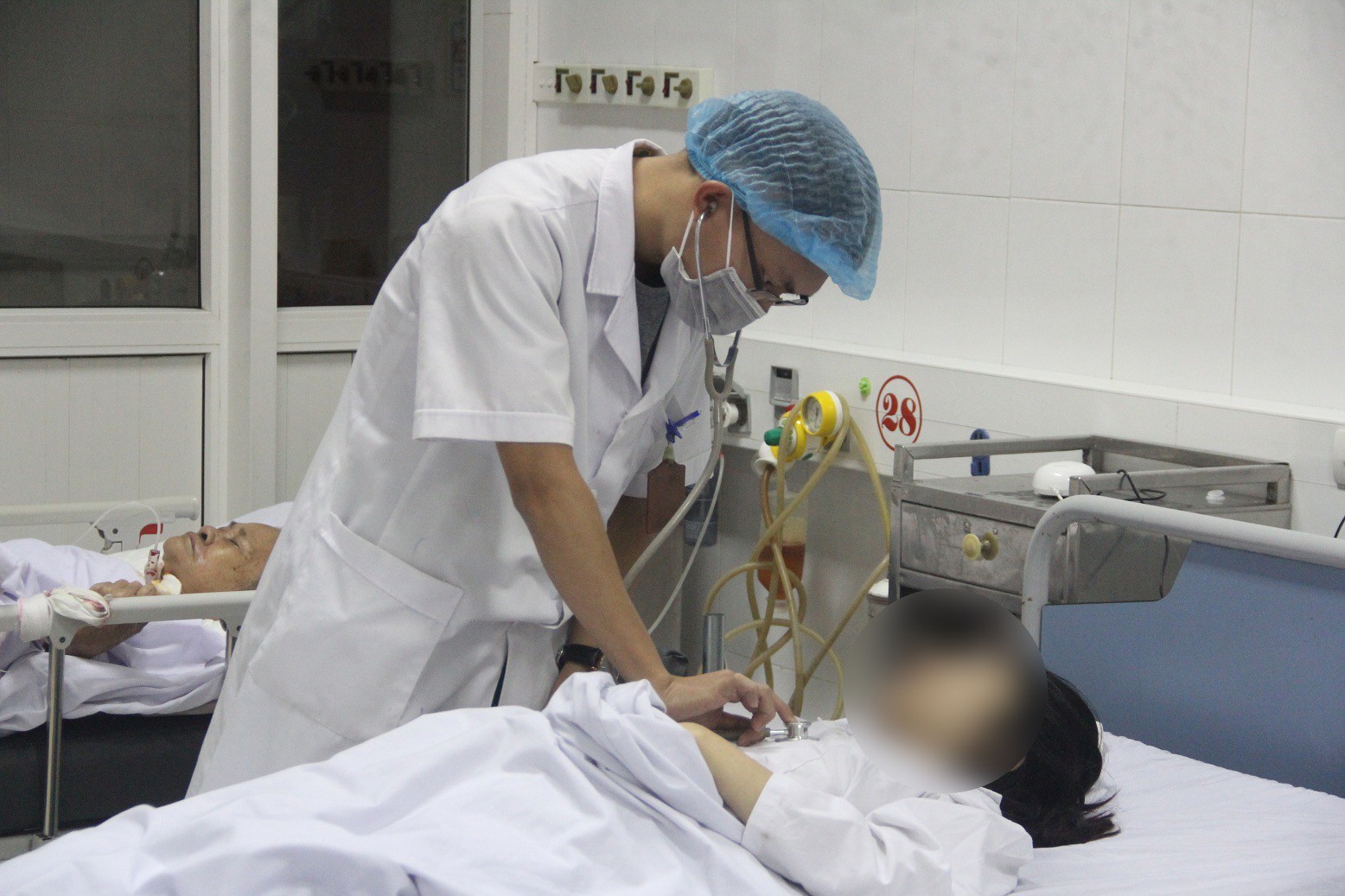 Đốt than sưởi ấm, 4 người trong gia đình nhập viện: Nạn nhân kể lại sự việc - Ảnh 1. Đốt than sưởi ấm, 4 người trong gia đình nhập viện: Nạn nhân kể lại sự việc - Ảnh 1.