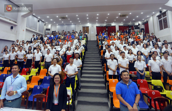 Hơn 100 bạn trẻ hào hứng nhận giấy chứng nhận tham gia hành trình “Tôi yêu Tổ quốc tôi 2018 - Ảnh 1.