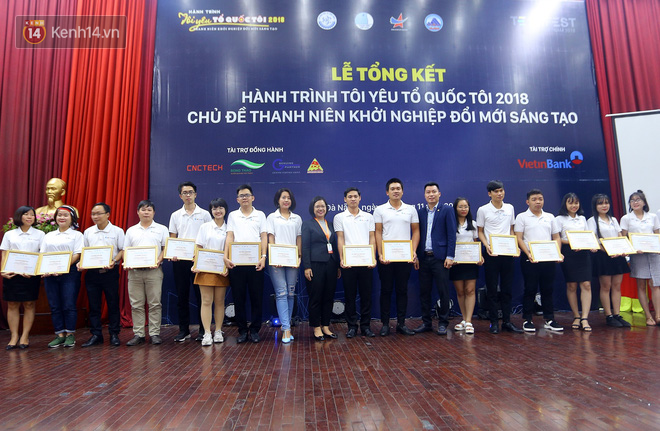 Hơn 100 bạn trẻ hào hứng nhận giấy chứng nhận tham gia hành trình “Tôi yêu Tổ quốc tôi 2018 - Ảnh 4.