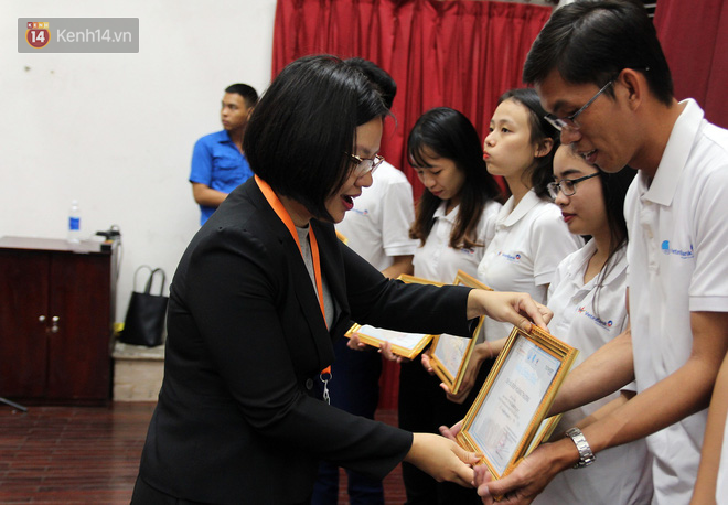 Hơn 100 bạn trẻ hào hứng nhận giấy chứng nhận tham gia hành trình “Tôi yêu Tổ quốc tôi 2018 - Ảnh 2.