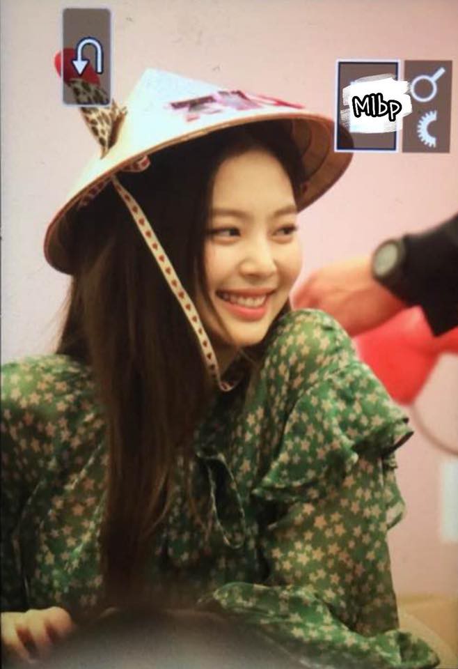 Giữa lúc netizen Việt đang rộ trend công kích đủ điều, Jennie (Black Pink) vẫn đội nón lá cười tít mắt cực xinh - Ảnh 1.